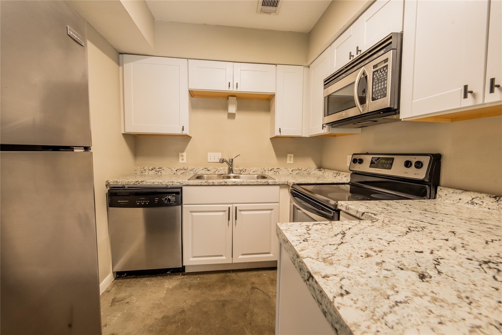 1013 W 23rd St - Photo 2
