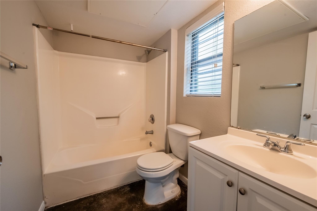1013 W 23rd St - Photo 3