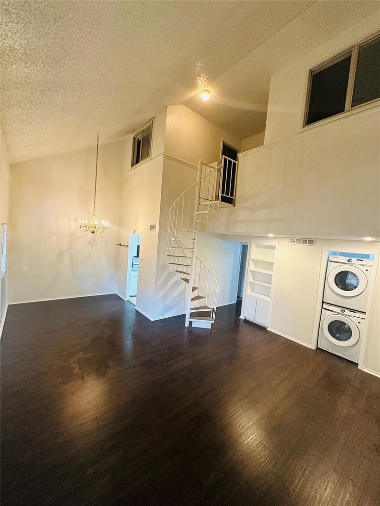 2401 Leon St - Photo 2