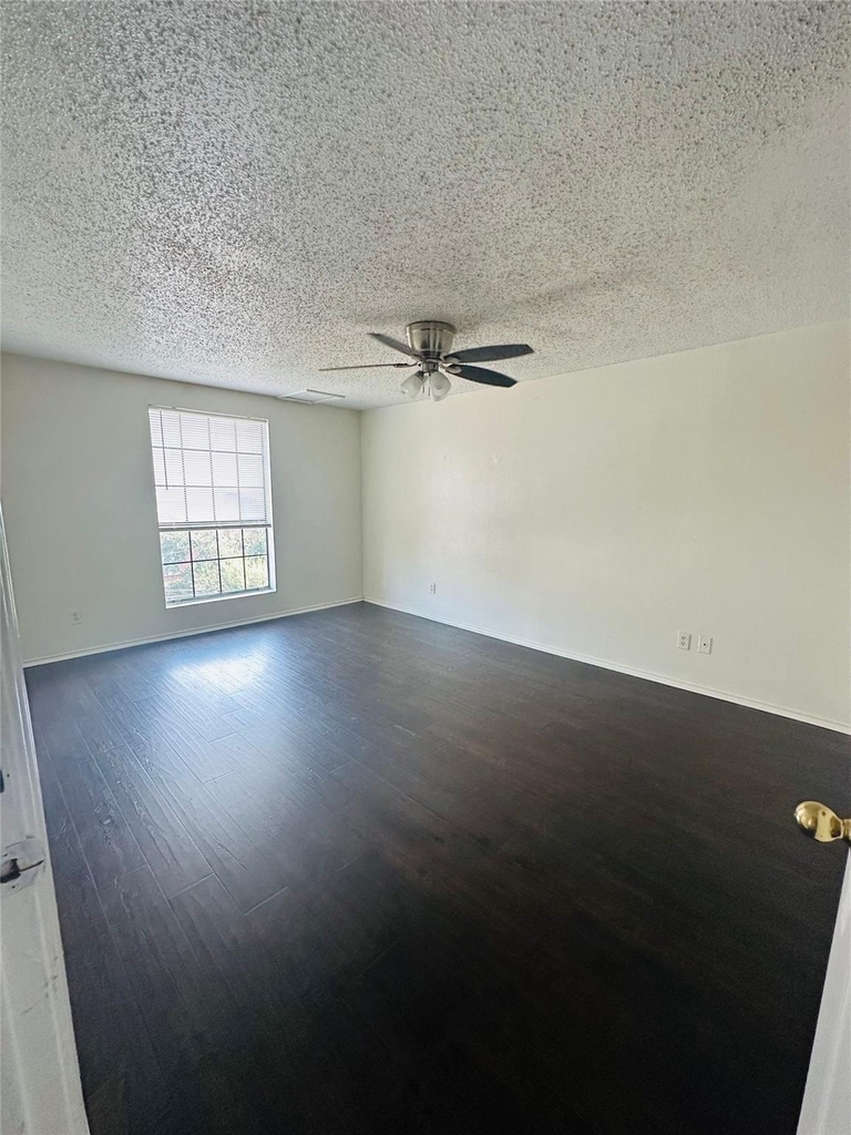 2401 Leon St - Photo 13