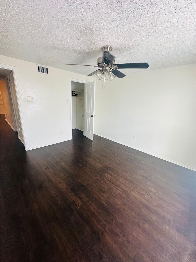 2401 Leon St - Photo 15