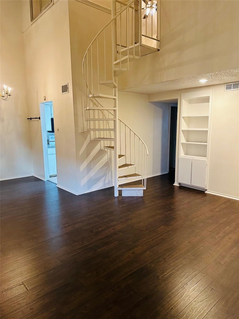 2401 Leon St - Photo 5