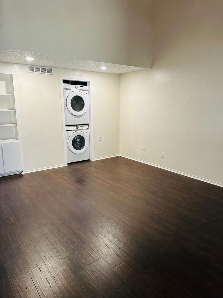 2401 Leon St - Photo 3