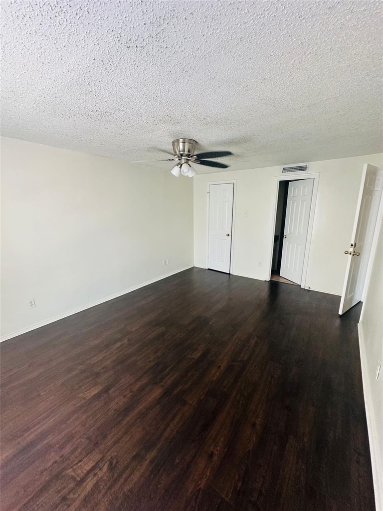 2401 Leon St - Photo 14