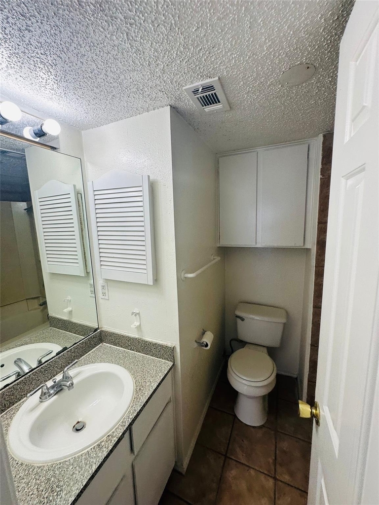 2401 Leon St - Photo 18