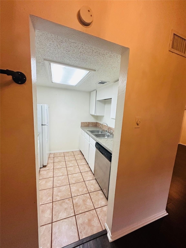2401 Leon St - Photo 10