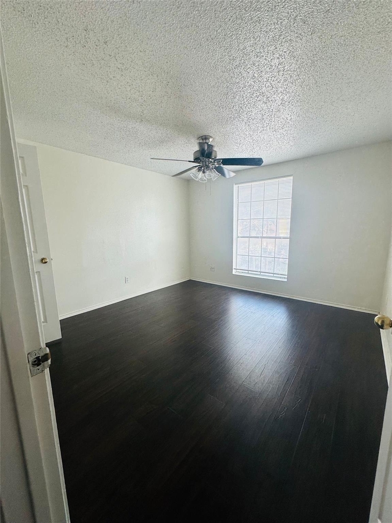 2401 Leon St - Photo 12