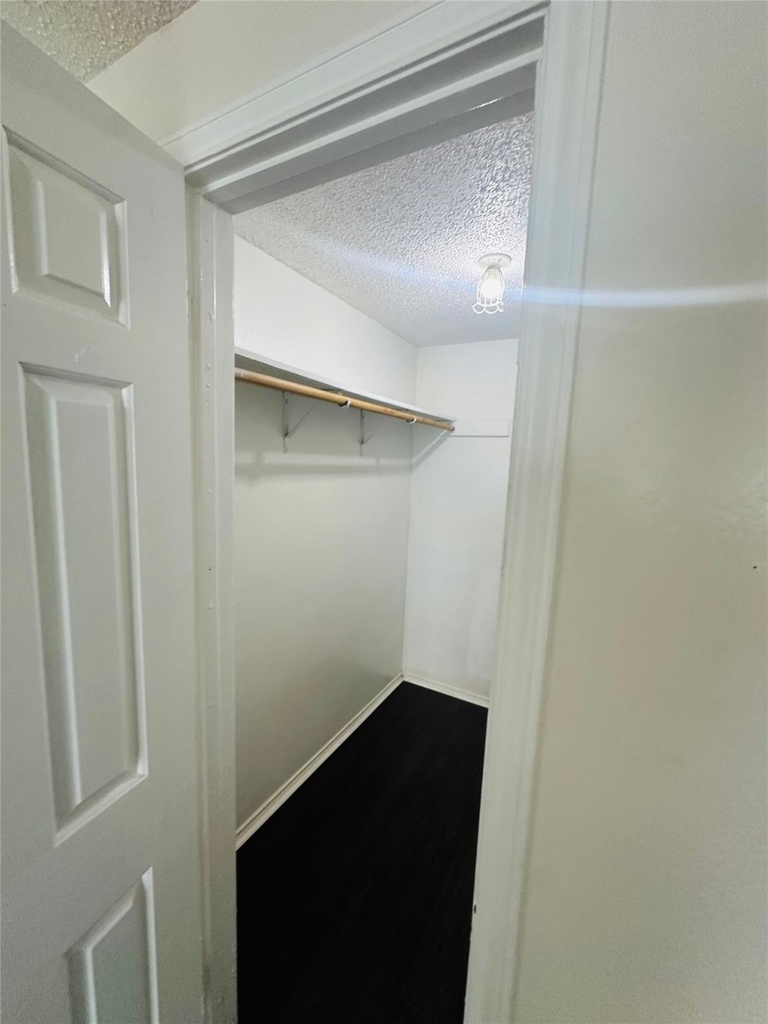 2401 Leon St - Photo 24