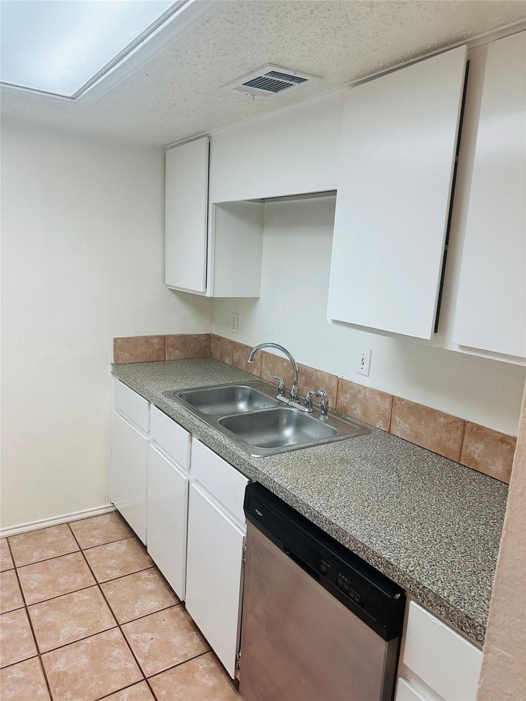2401 Leon St - Photo 6