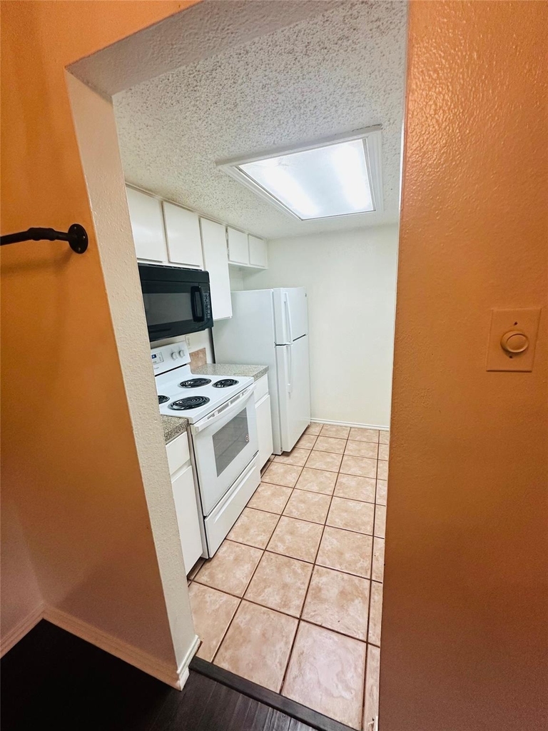 2401 Leon St - Photo 11