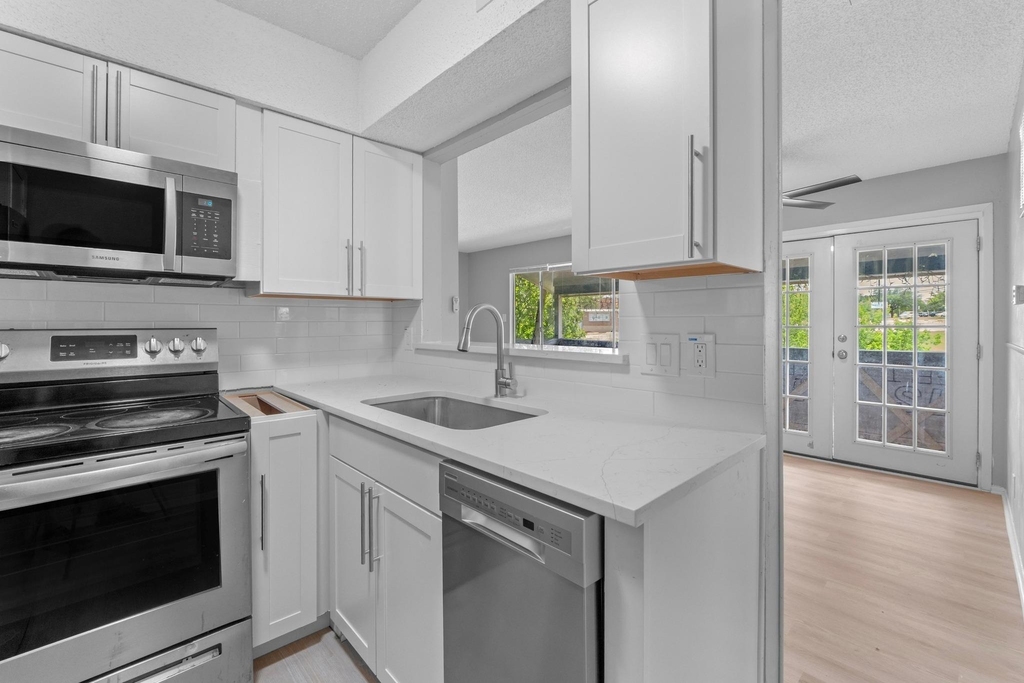 8903 Parkfield Dr - Photo 0