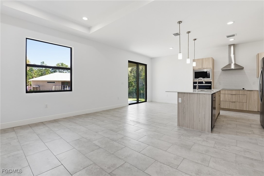 1087 Rugby Lane - Photo 3