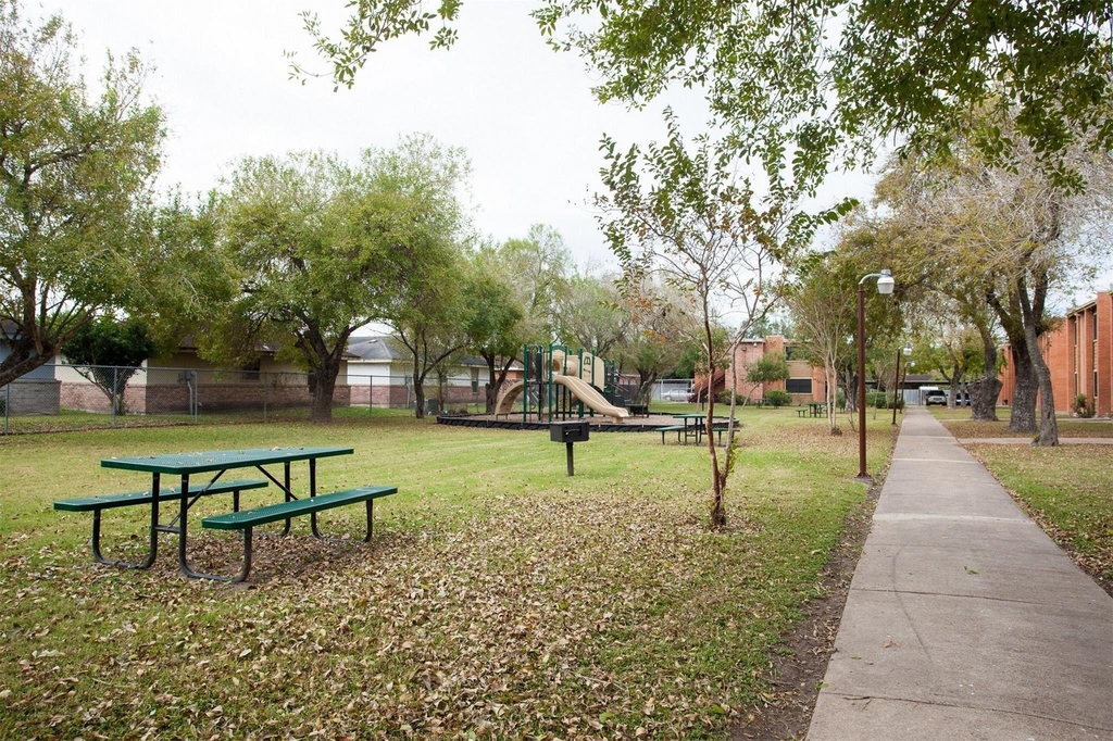 411 Lozano Street - Photo 5