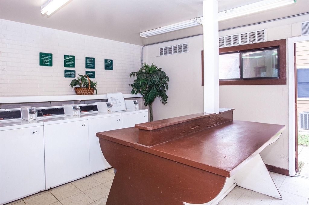 411 Lozano Street - Photo 3