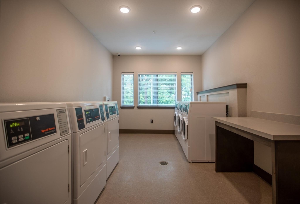 1515 Roosevelt Avenue - Photo 4