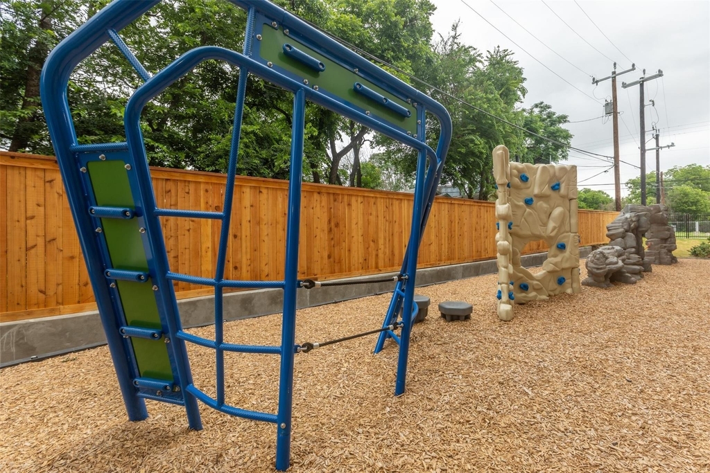 1515 Roosevelt Avenue - Photo 3