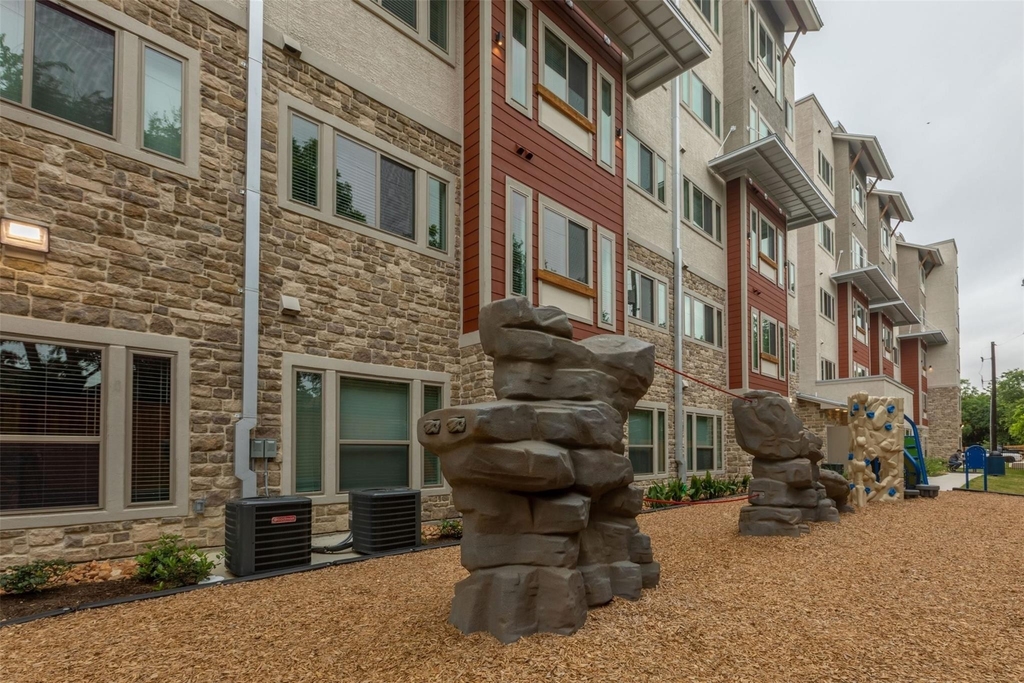 1515 Roosevelt Avenue - Photo 2