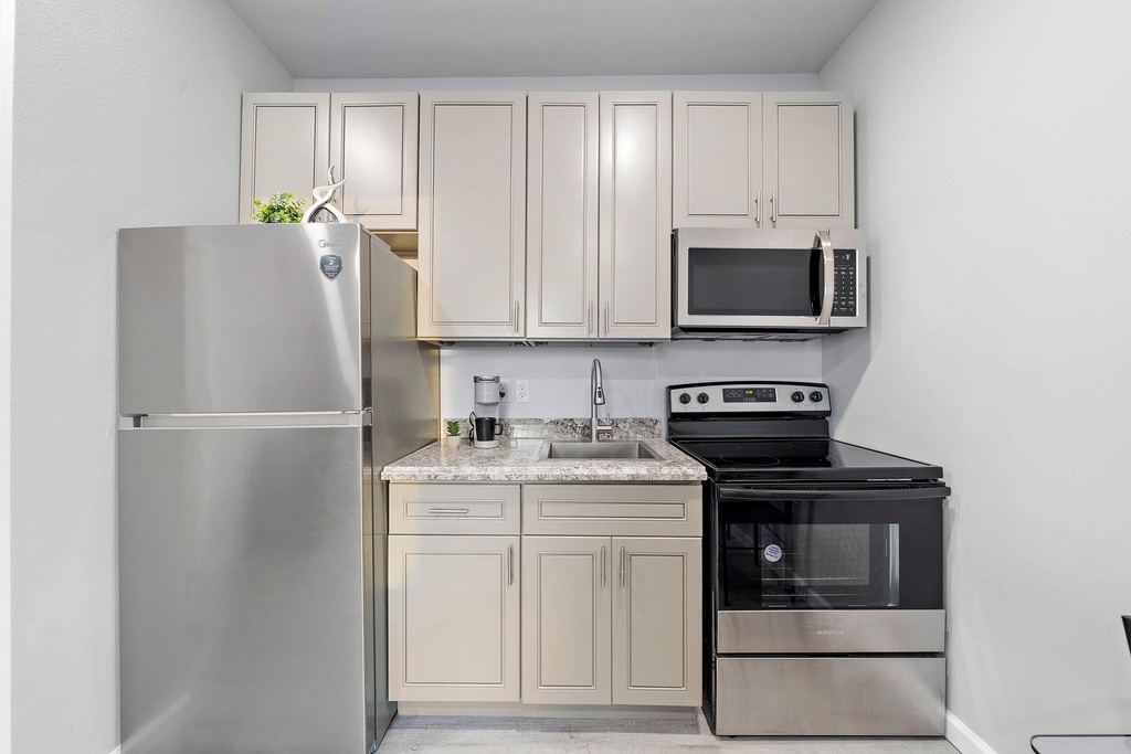 803 Avenue K Unit C, F, G, H - Photo 5