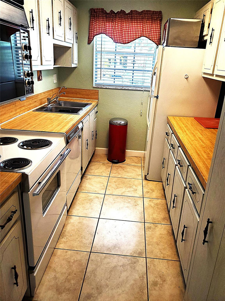 1152 Circle Drive - Photo 1
