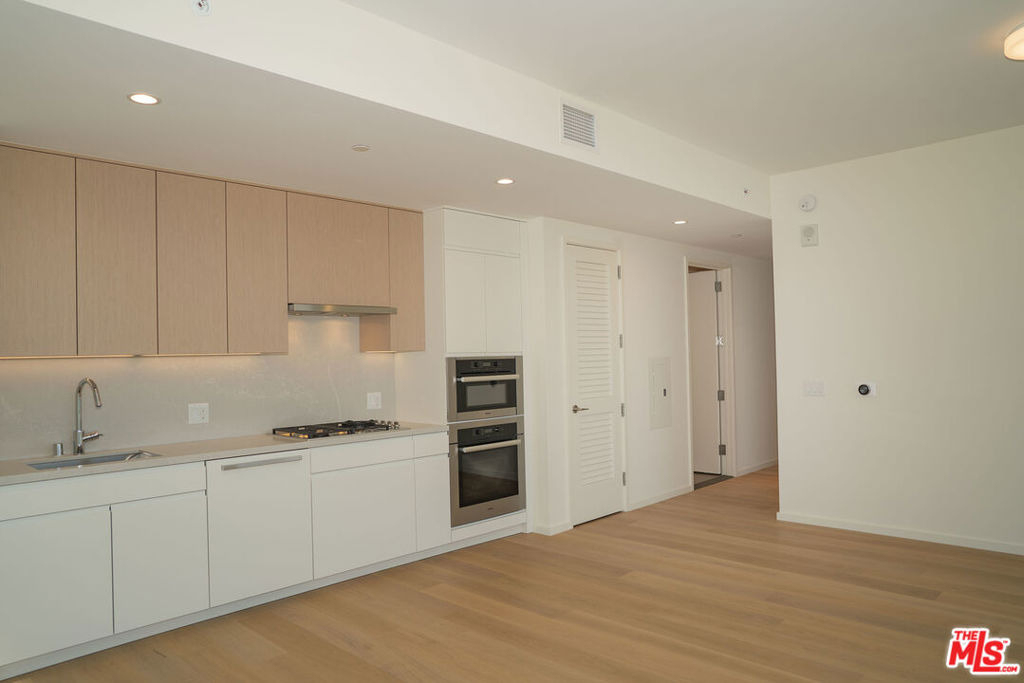 877 Francisco Street - Photo 3