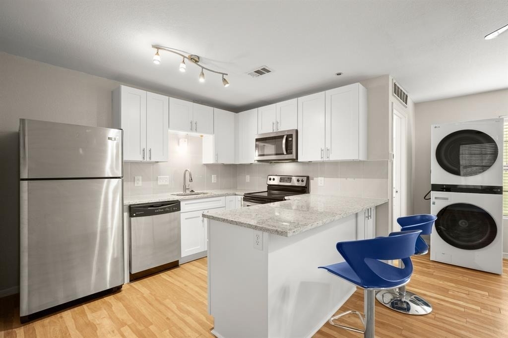 1013 W 23rd St - Photo 2