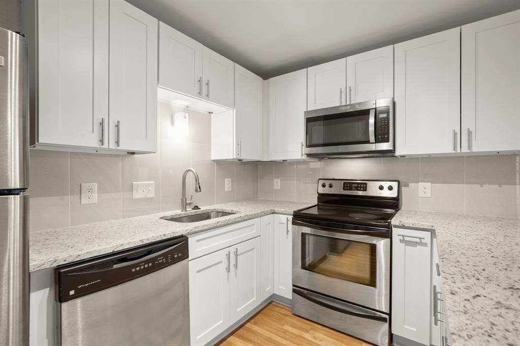 1013 W 23rd St - Photo 4