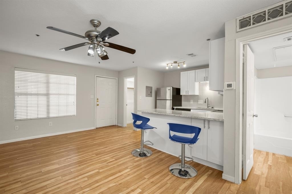 1013 W 23rd St - Photo 5