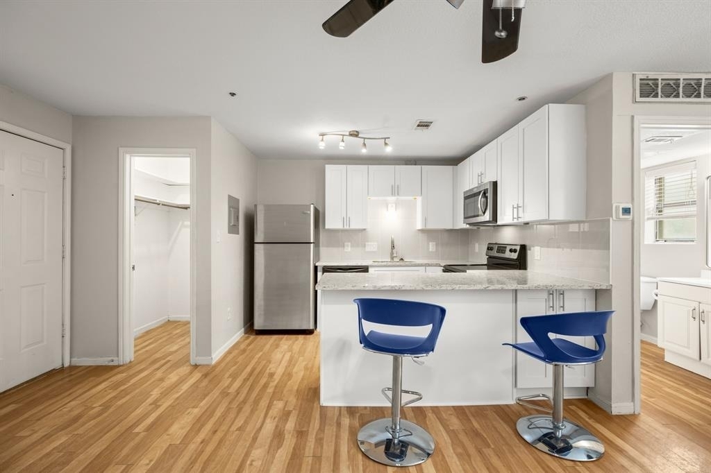 1013 W 23rd St - Photo 1