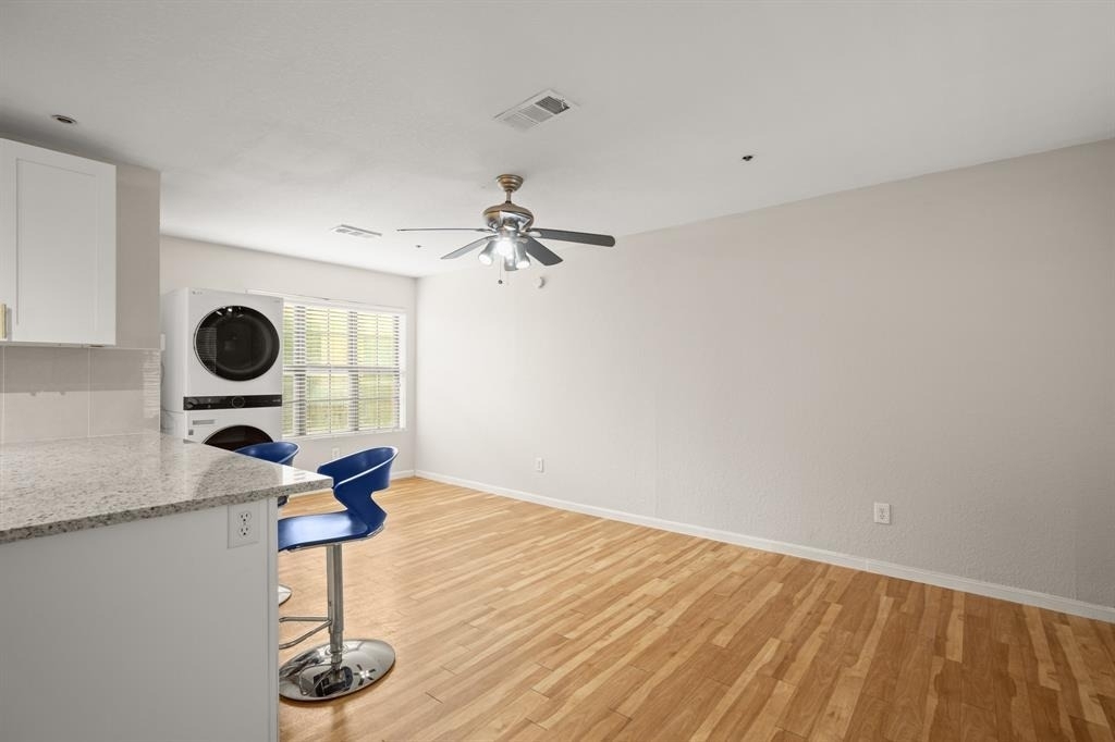 1013 W 23rd St - Photo 3
