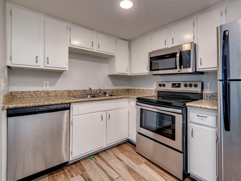 2124 Burton Dr - Photo 3