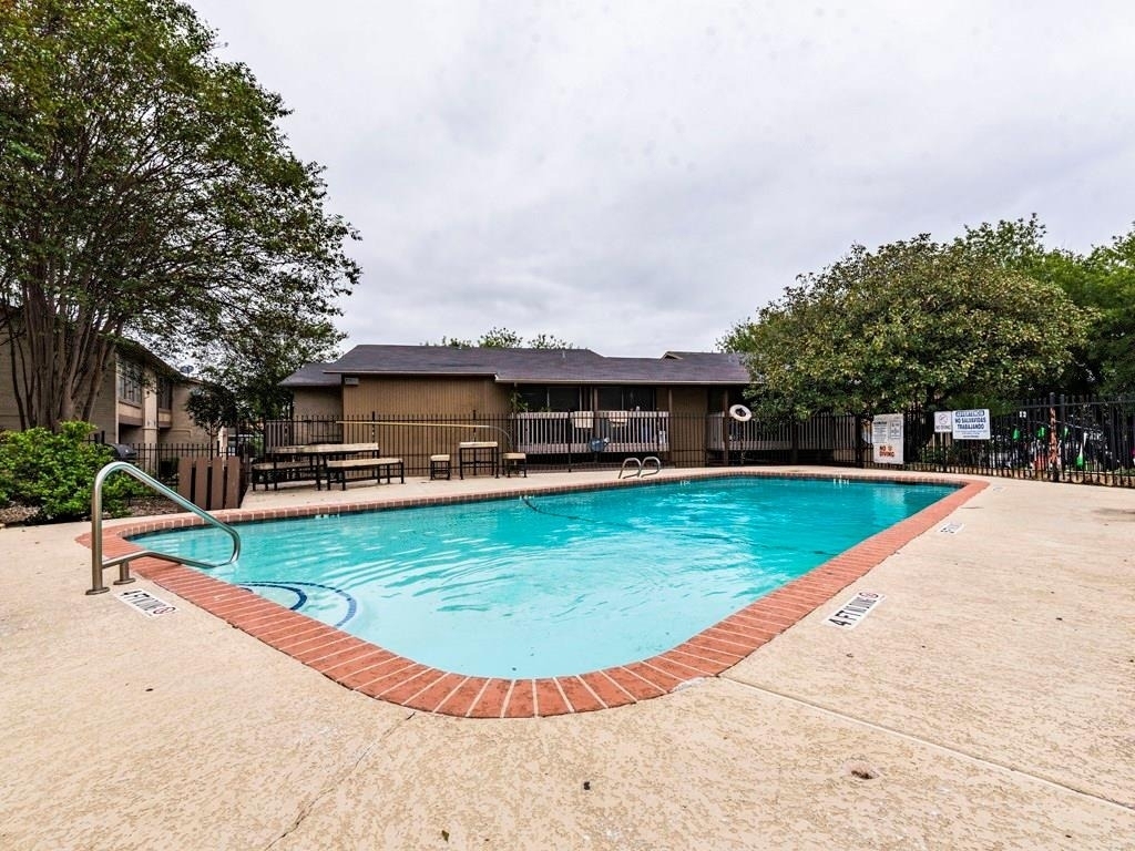 2124 Burton Dr - Photo 0