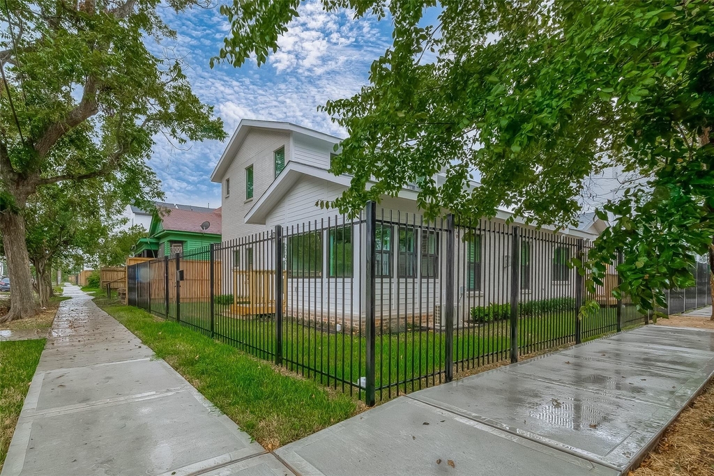 2702 Delano Street - Photo 2