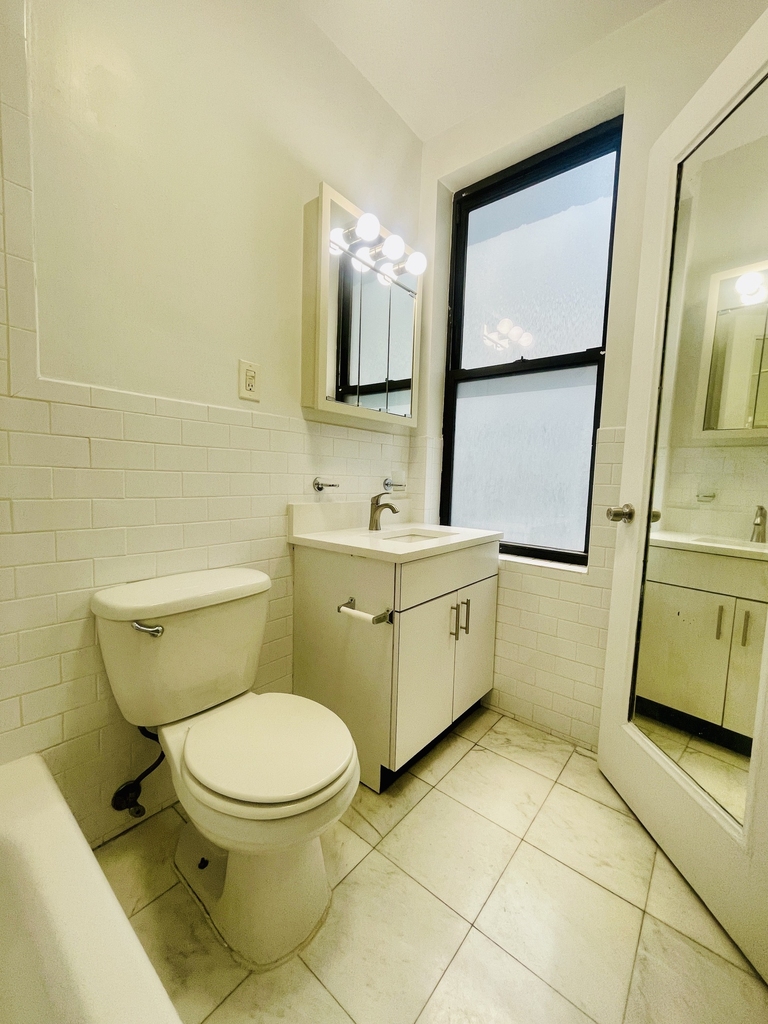 East 46th Street / Lexington - Photo 8