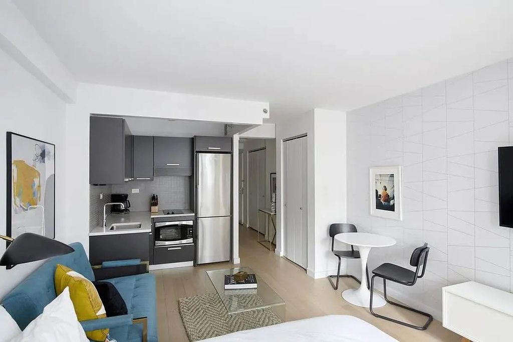 222 East 39th Street - Photo 2