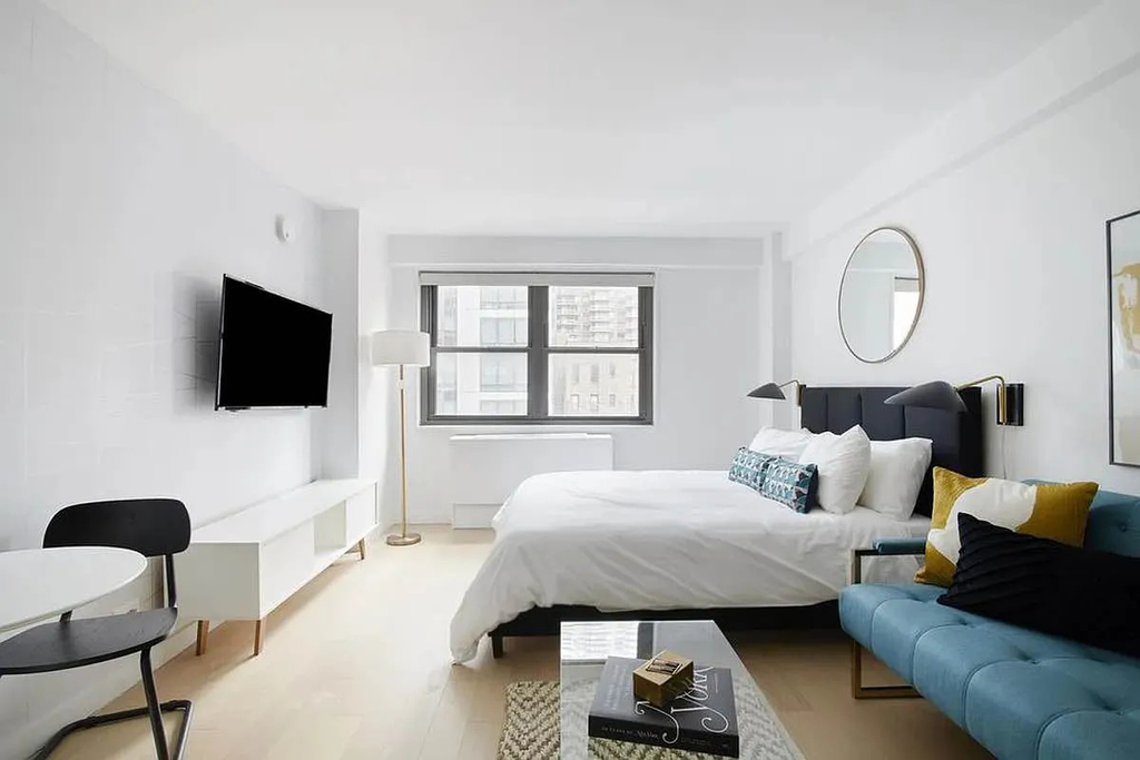 222 East 39th Street - Photo 1