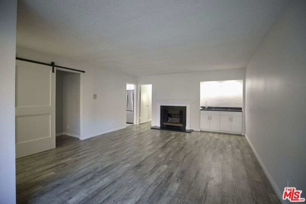 1033 6th Street - Photo 0