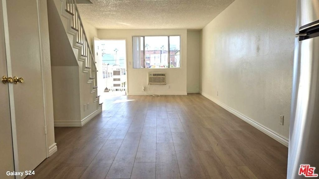 140 N Berendo Street - Photo 2