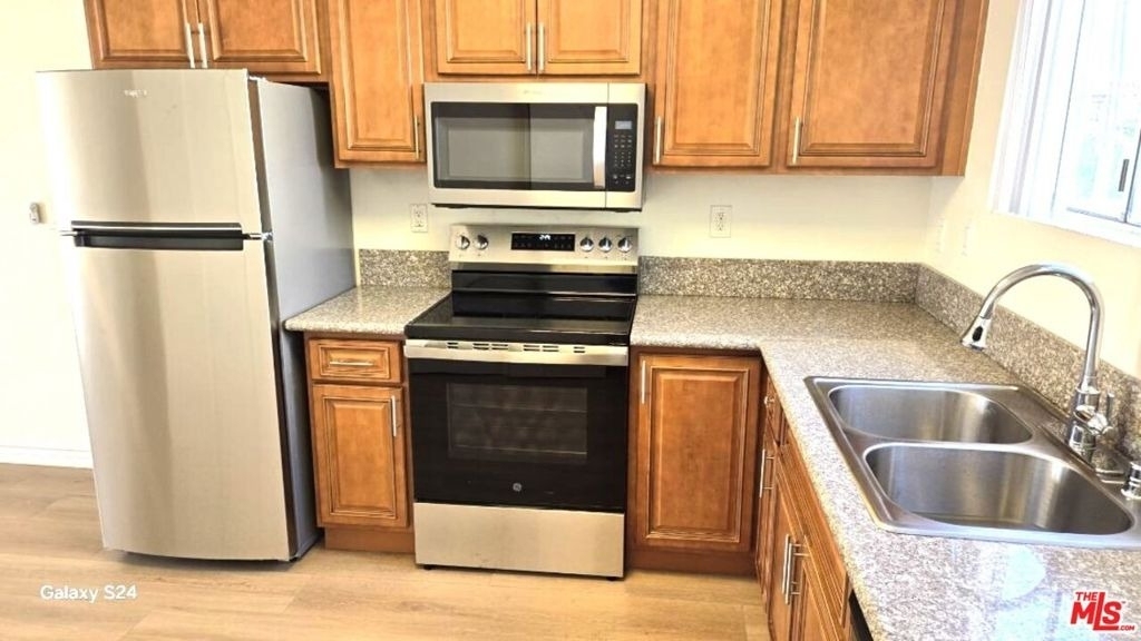 140 N Berendo Street - Photo 6