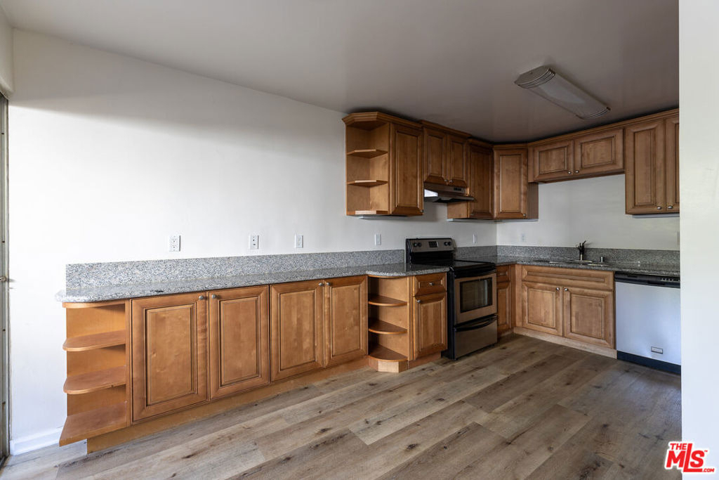 1233 Barry Avenue - Photo 8