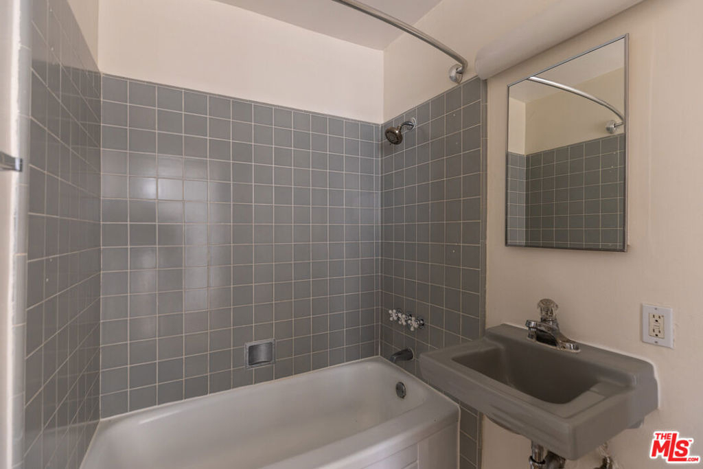 1233 Barry Avenue - Photo 9