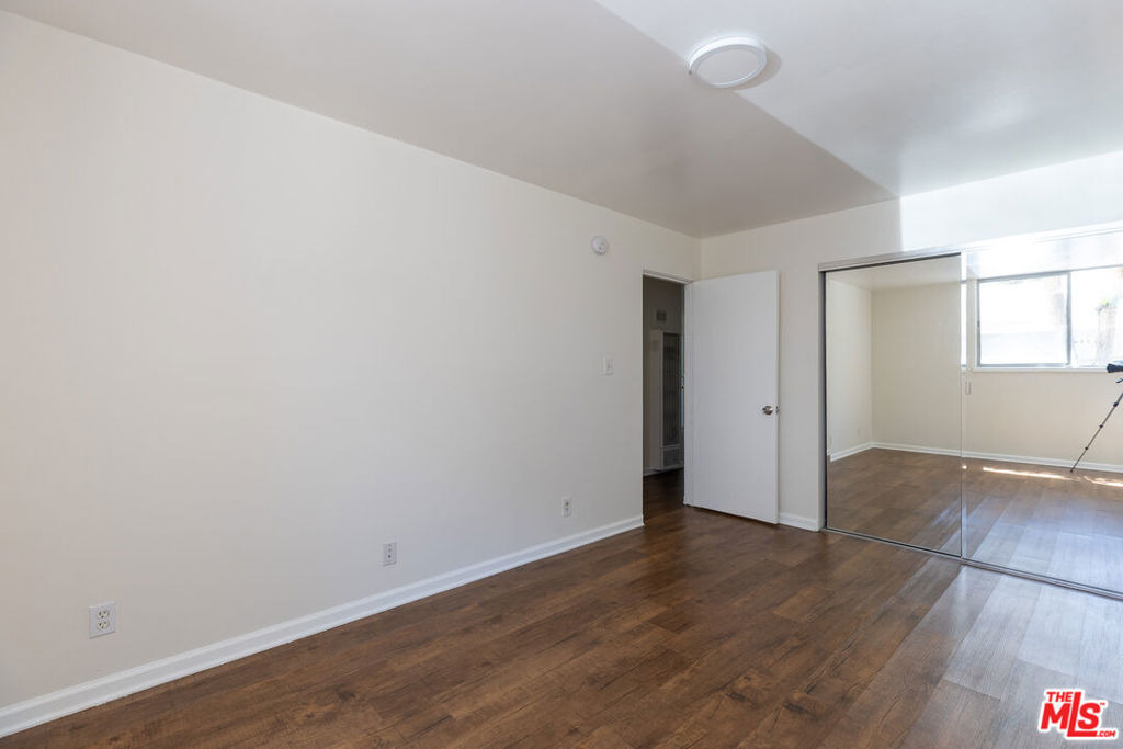 1233 Barry Avenue - Photo 11