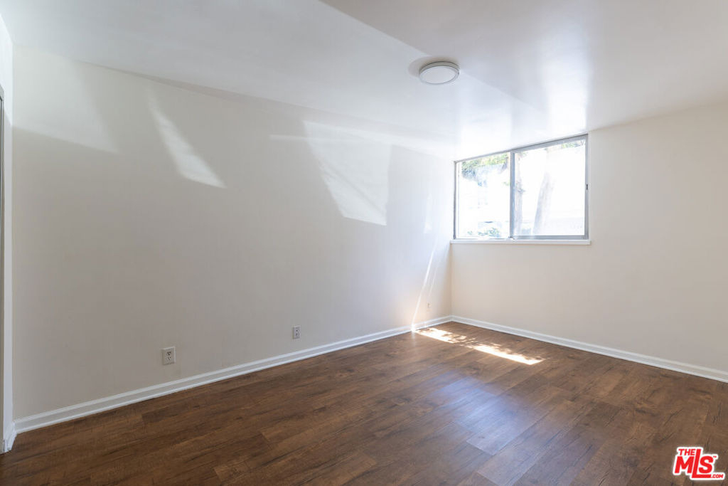 1233 Barry Avenue - Photo 10