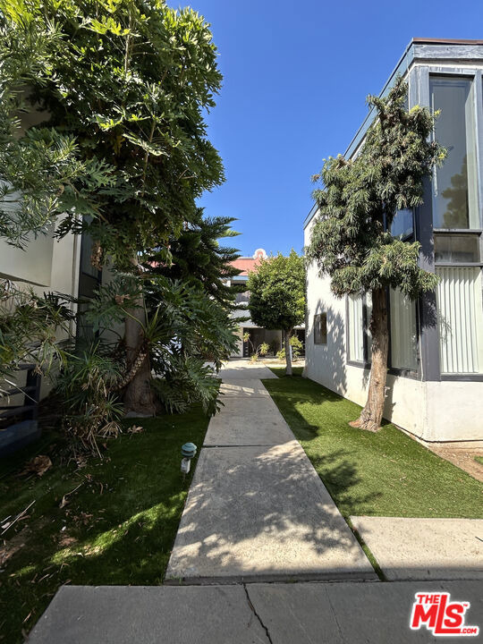 1233 Barry Avenue - Photo 14