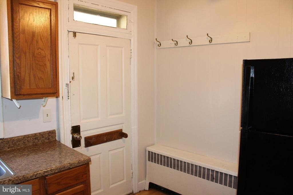 103 W Sixth Avenue - Photo 2