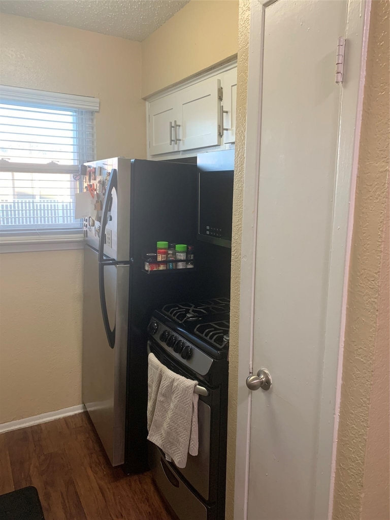 2401 Manor Rd - Photo 6
