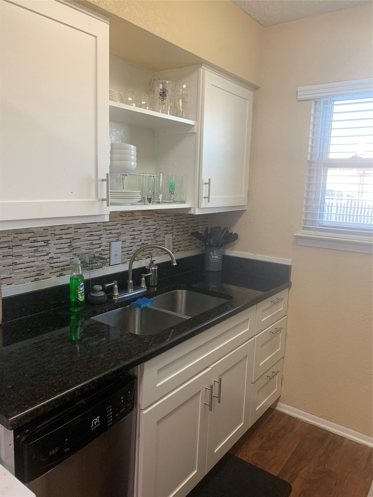 2401 Manor Rd - Photo 5