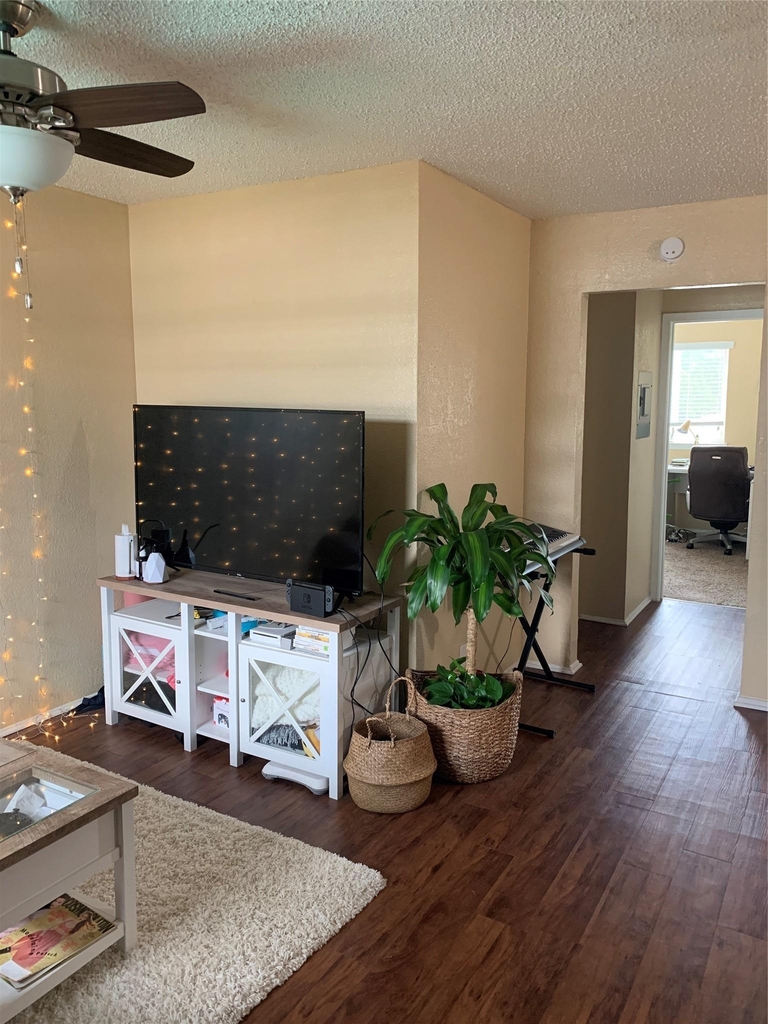2401 Manor Rd - Photo 1