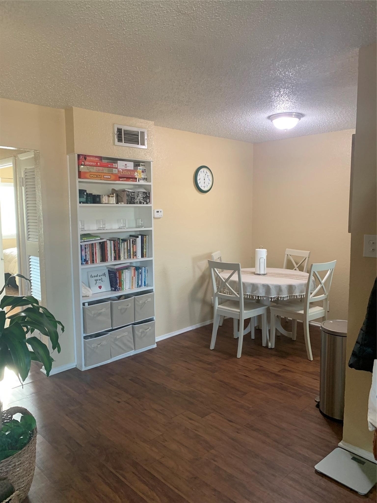 2401 Manor Rd - Photo 3