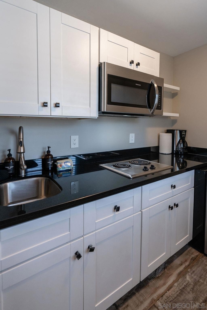 841 Beryl St - Photo 9