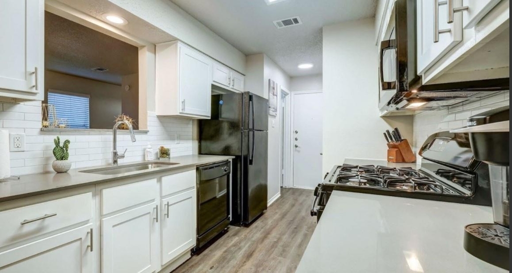 1338 Christopher Ave - Photo 4